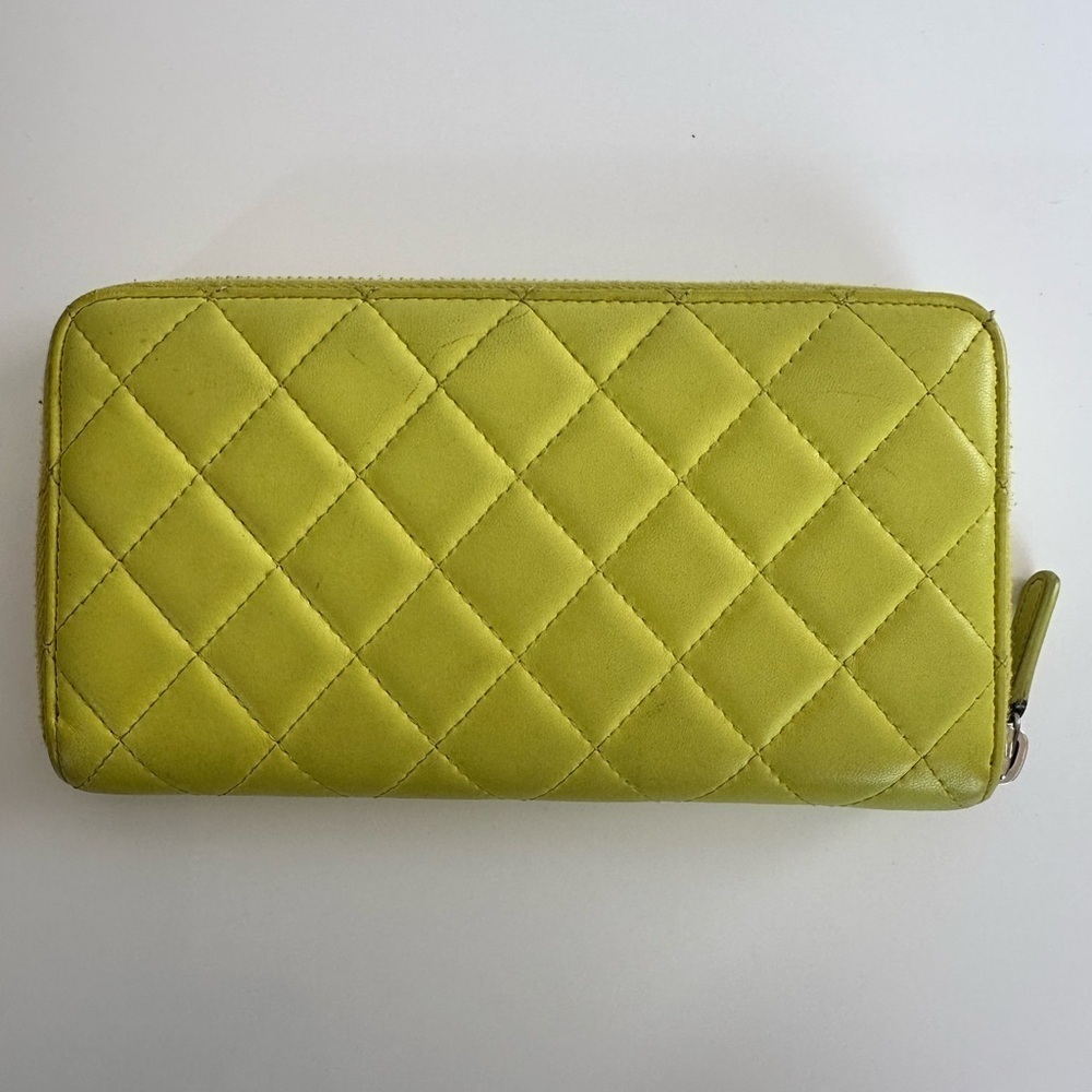 Chanel Pre-loved Diamond-Quilted Wallet in yellow lambskin leather - Picture 2 of 12